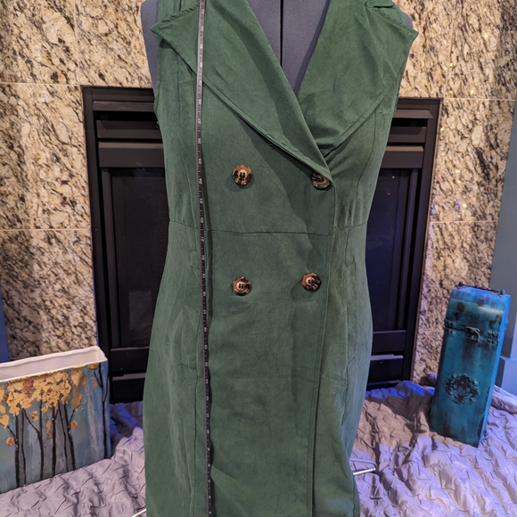 Double-Breasted Green Sleeveless Dress - Picture 3 of 6